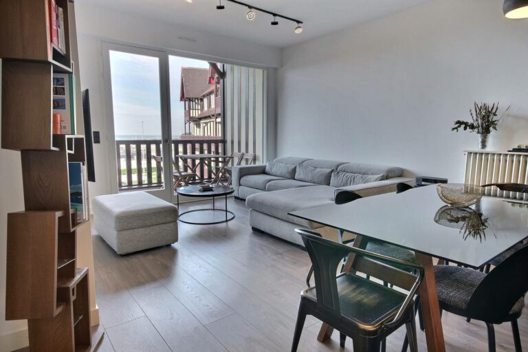 séjour avec vue sur la plage de deauville