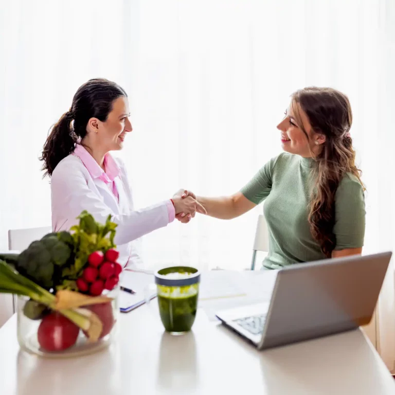 femme qui travaille sur l'ordinateur